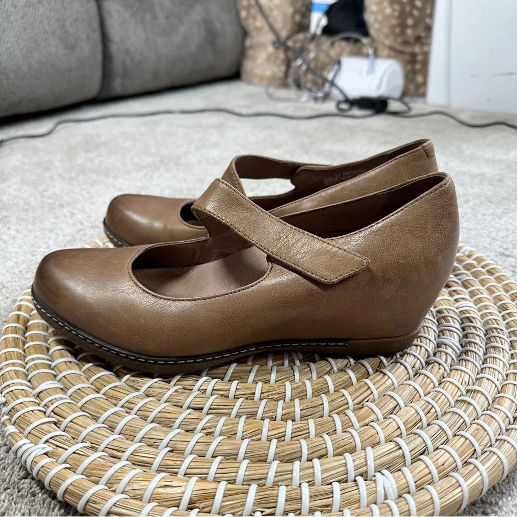 Dansko Women’s Leather Lanie Mary Jane Wedge Shoes Tan Burnished Nubuck 37/US 7 - Image 5