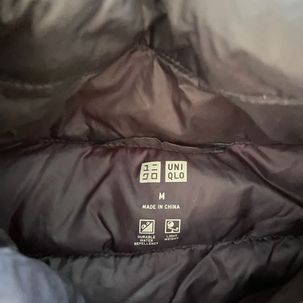 Uniqlo Women's Navy blue lightweight down Puffer Vest size medium - Image 6