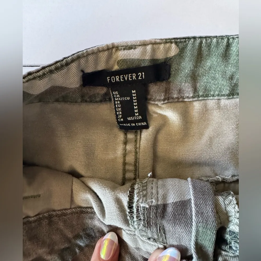Green and khaki camo mini skirt medium forever 21 - Image 4