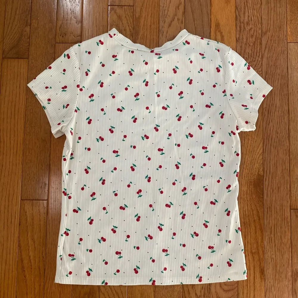 white red and green summer cherry shirt Size M - Image 6
