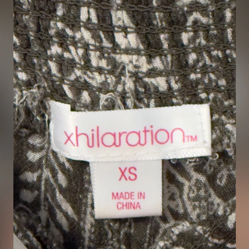 Xhilaration Gray and White Patterned Garment - Image 2