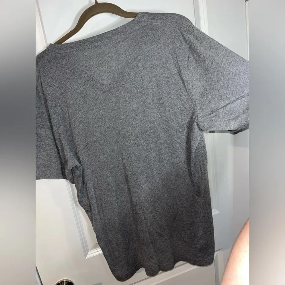 Oliver & Otis “Stadium Lights” Vinyl V Cut Grey Short Sleeve Top Size Small - Image 2