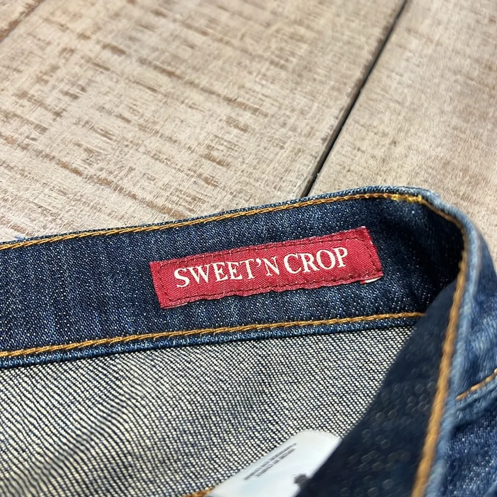 Lucky Brand Sweet N Crop Jeans Womens Size 2/26 Mid Wash Blue Whiskered Mid Rise - Image 4