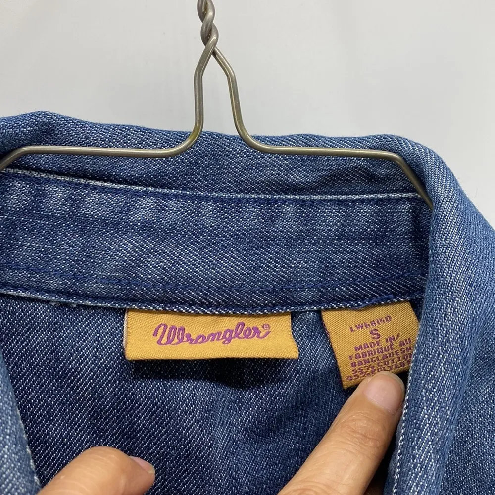 Wrangler form fitting studded denim sleeveless button down western rodeo - Image 3