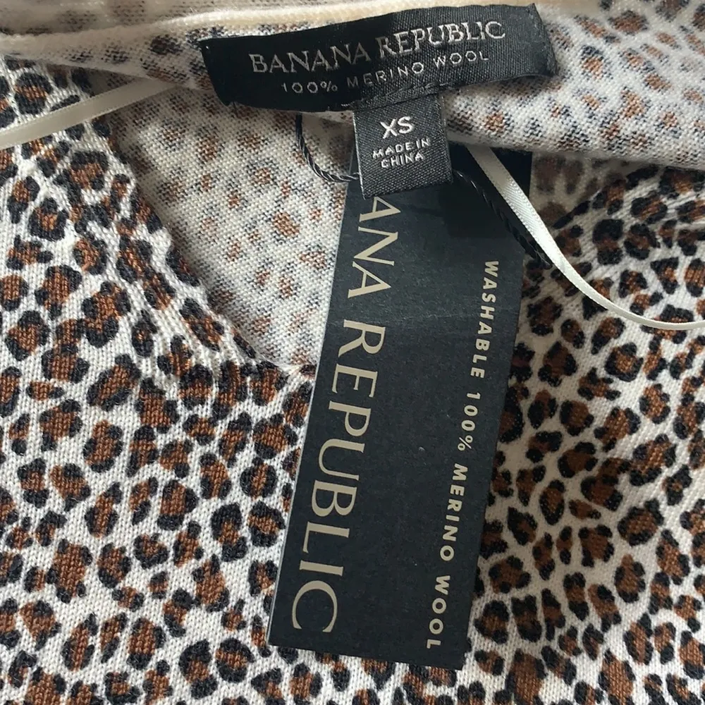 Banana Republic  Leopard Print V-neck Sweater - Image 8