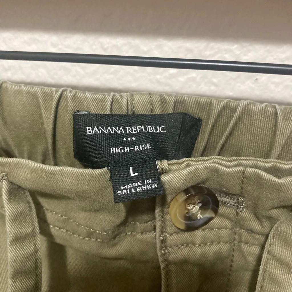 Banana Republic Thick Cotton Olive Green High Waisted Shorts Size Large - Image 3