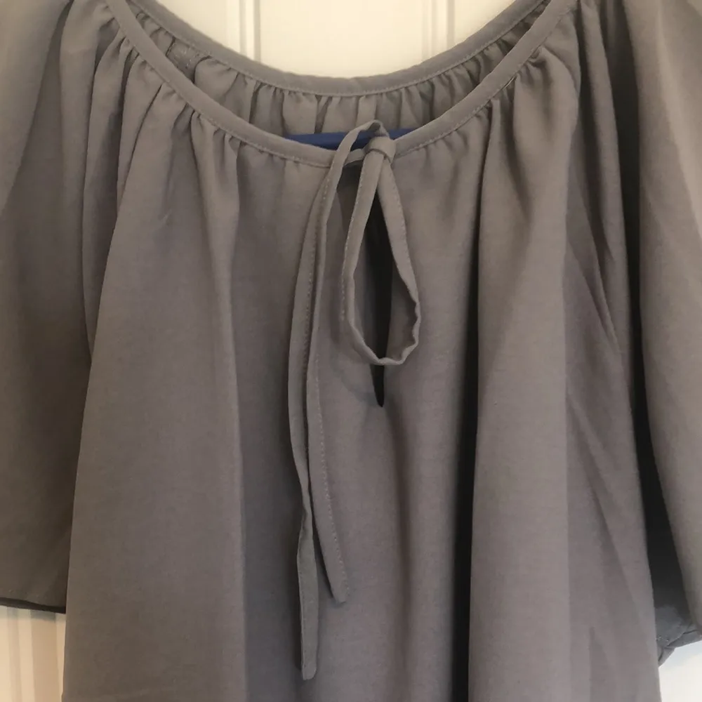 Women’s beautiful grey blouse. Size L. EUC Gray Size L - Image 6