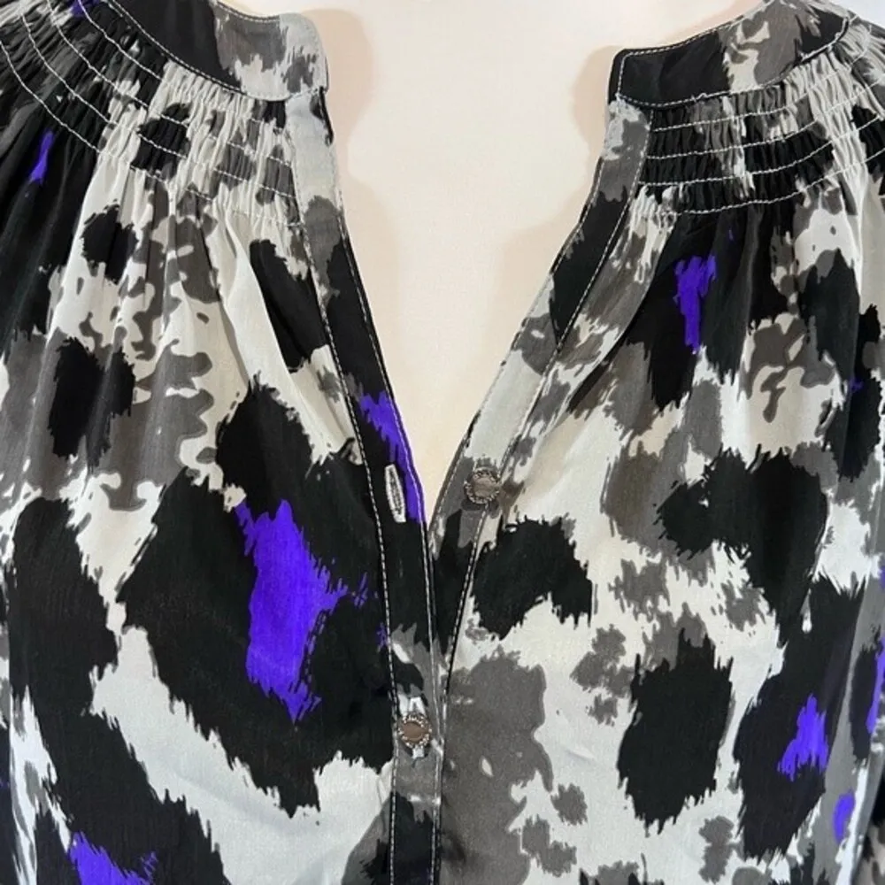 gray black and purple print smocked vneck top size large NWOT - Image 2