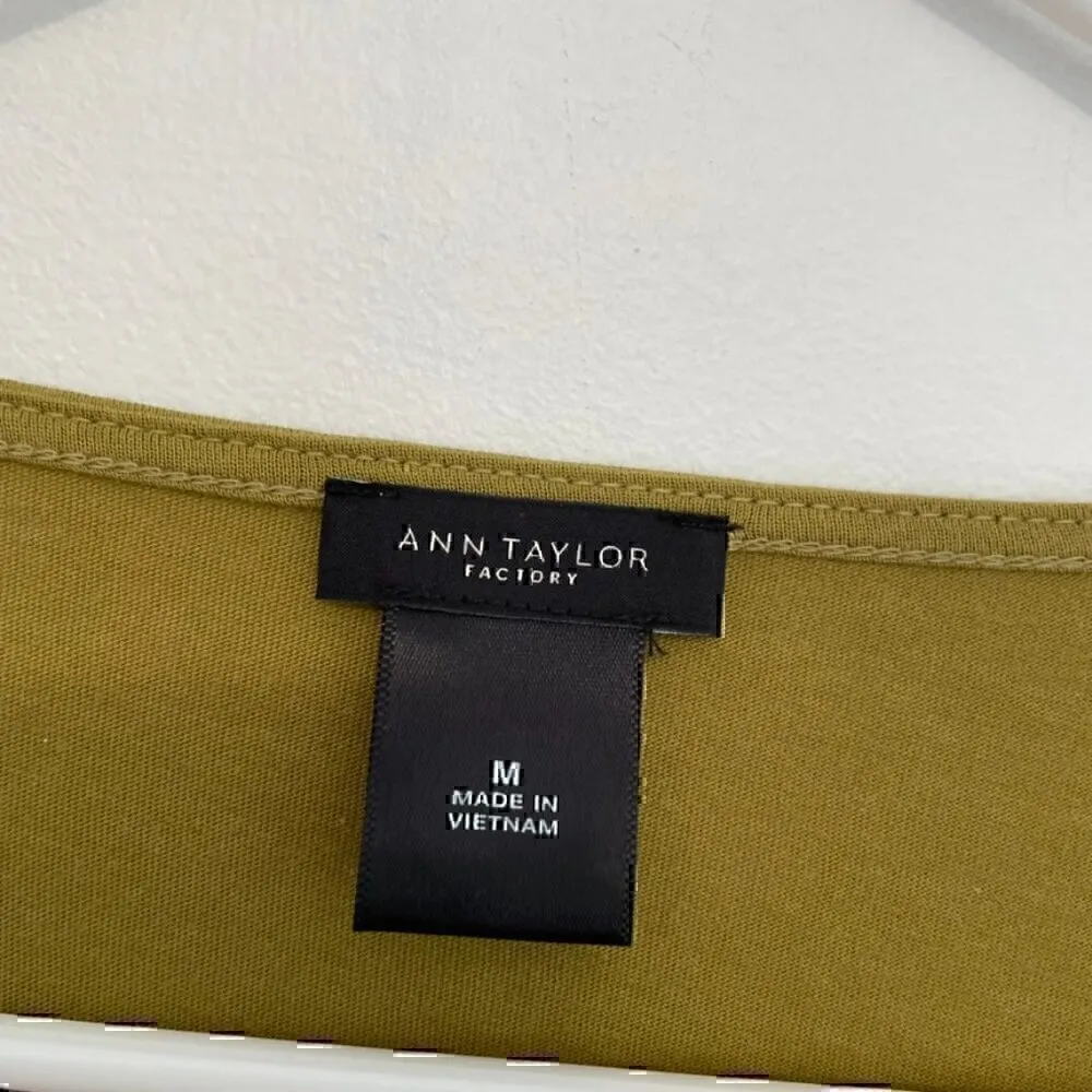 ANN TAYLOR Factory Split Pea Green Floral Lace Overlay Front Long Sleeve Tee Top - Image 4