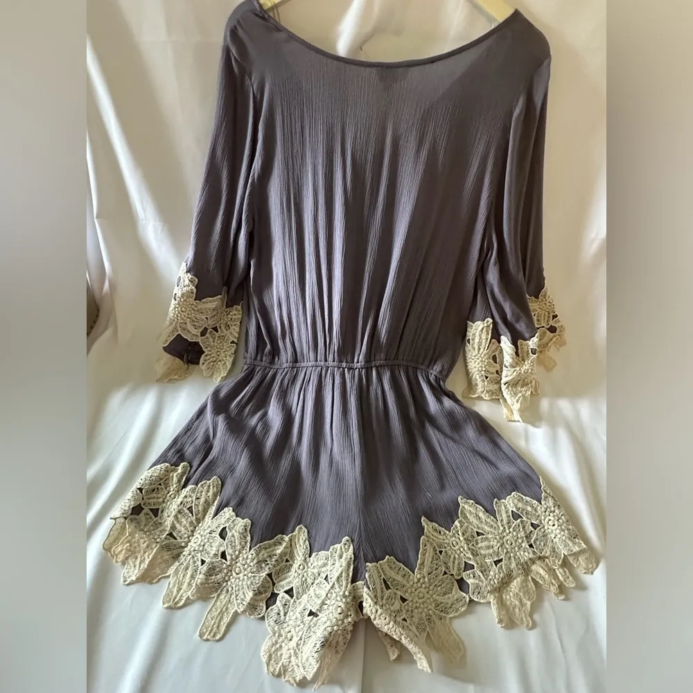 UMGEE Women’s size medium NWT long sleeve romper crochet accents - Image 7