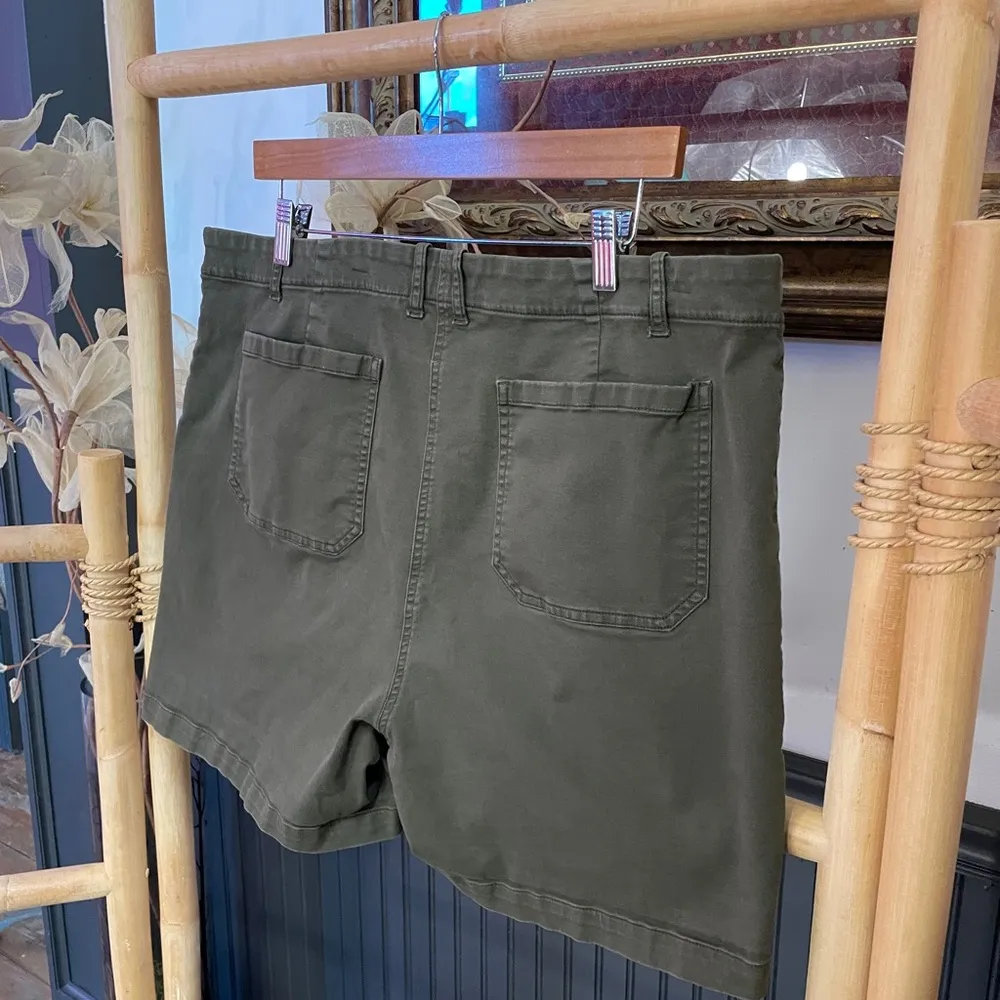 Boden Bude Olive Green Stretch Cotton Patch Pocket Shorts - Image 5