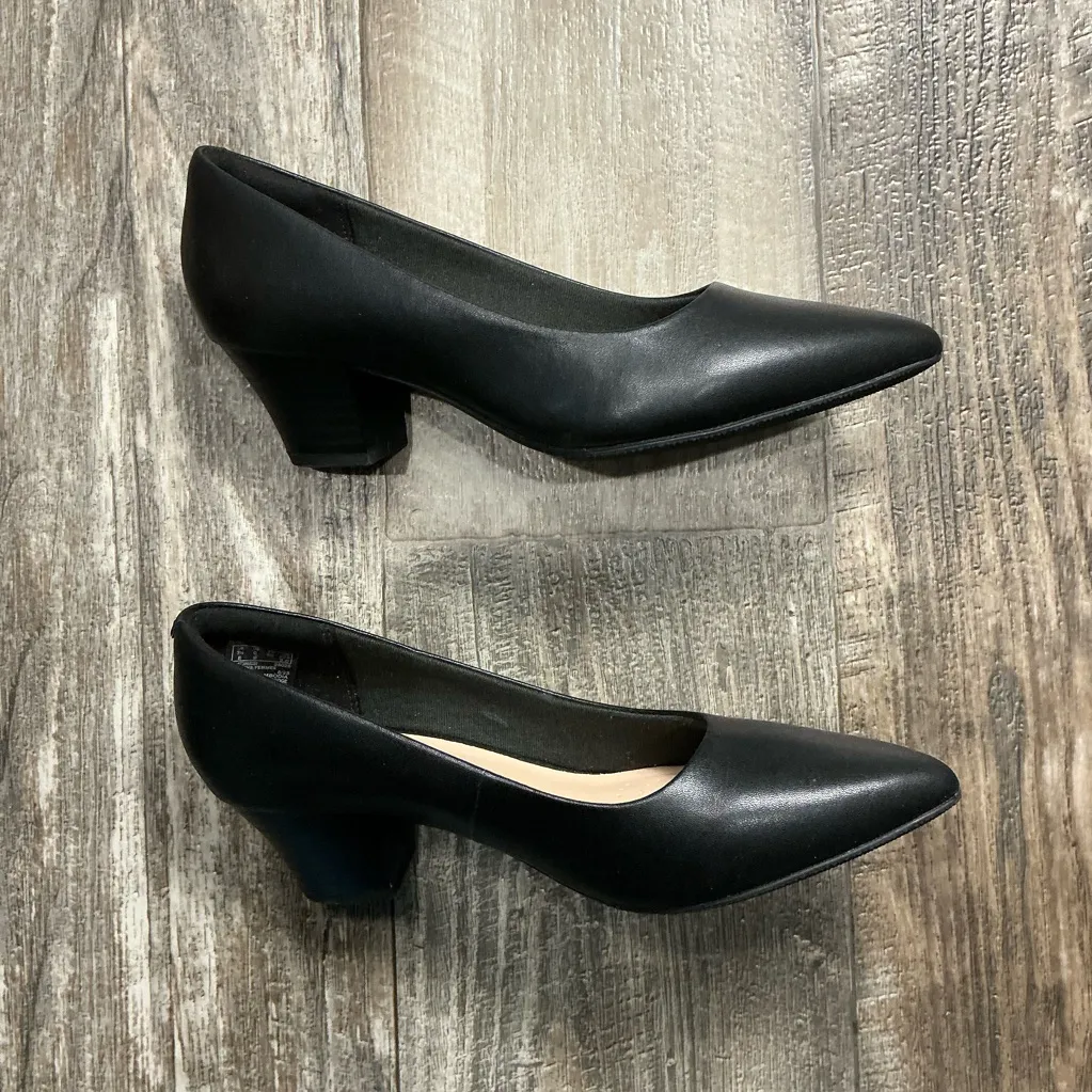 Clarks Women's Classic Black Heels Size 6W - Image 5