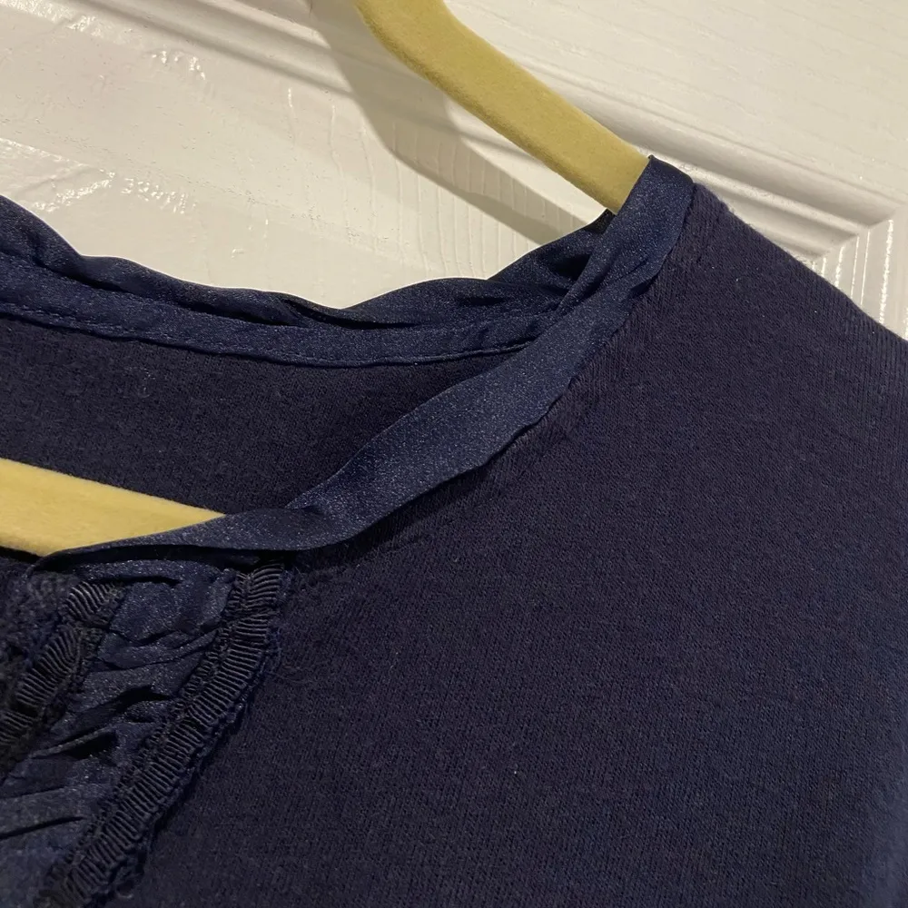 Laura Scott Size LP Navy Blue 3/4 Sleeve V Neck Top Satib Embroidered Trim - Image 4