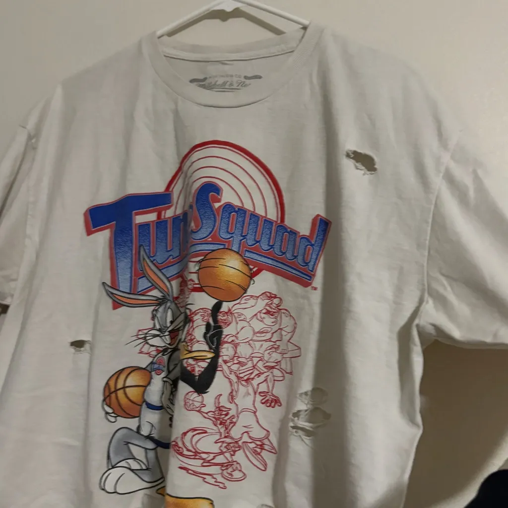 Mitchell & Ness Tunesquad Looney Tunes XL Distressed White T-Shirt - Image 5