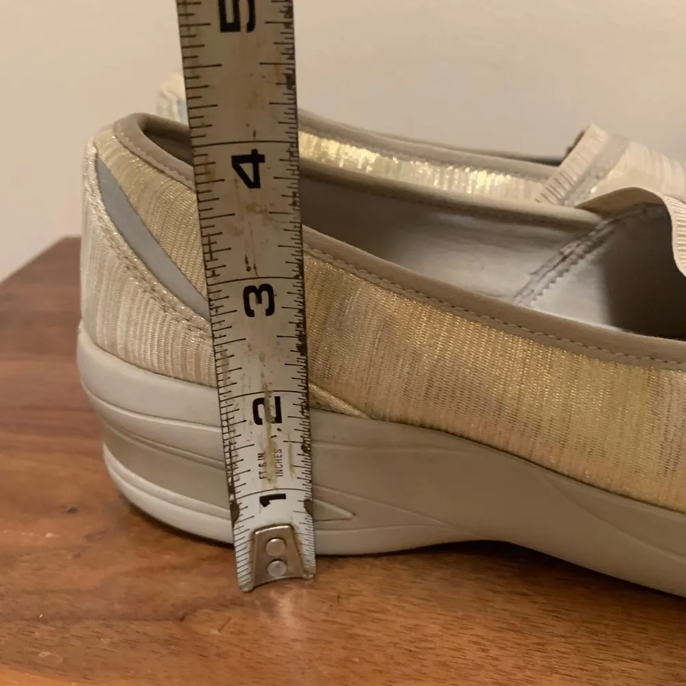 Bzees Women’s Rodeo Slip On Gold Shimmer size 10M - Image 13