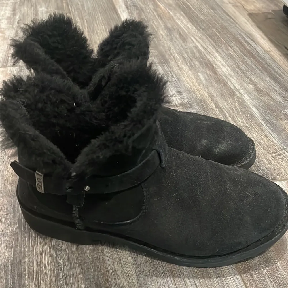 UGG Women's Elisa Suede Short Ankle Boots size 5.5 - Image 5