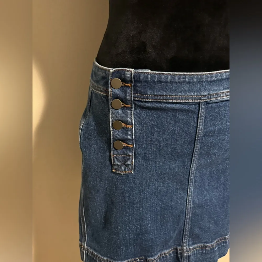 EUC Loft Blue Jean Mini Skirt with 2 back pockets size 6 - Image 2