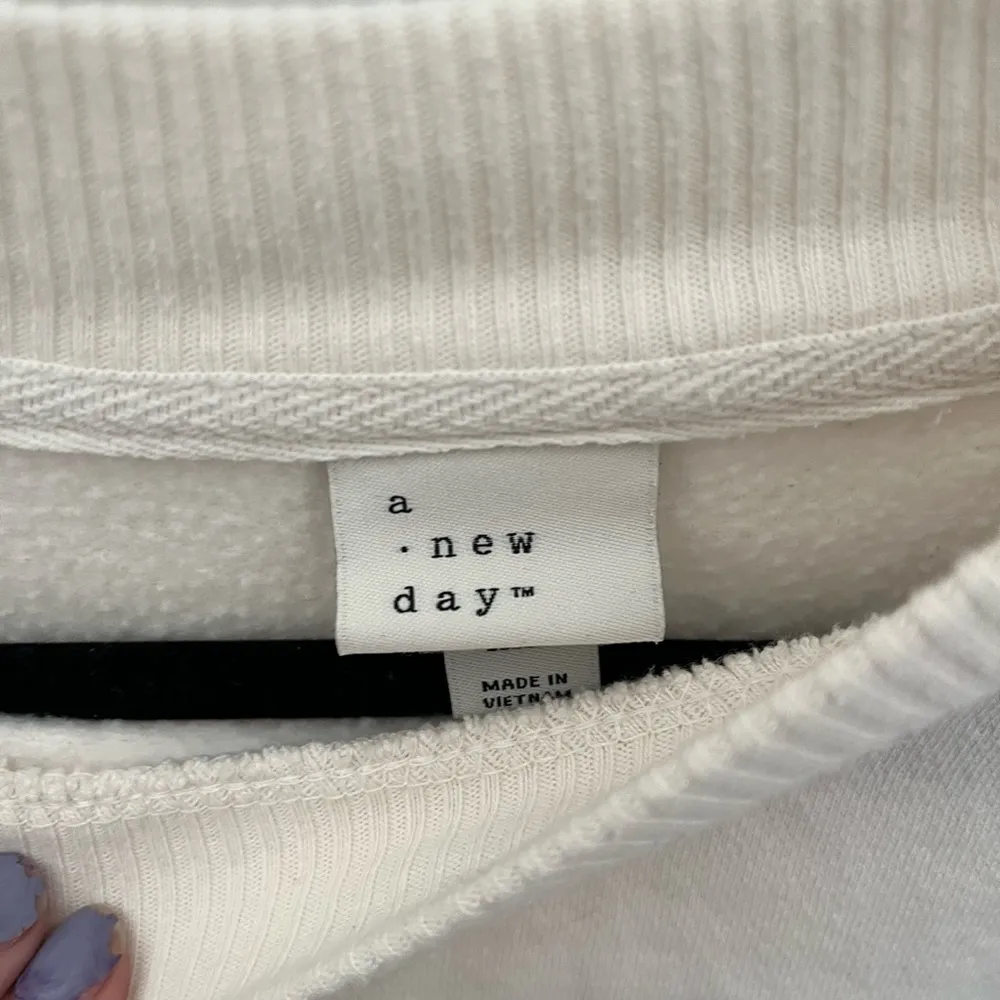 Target (A New Day) White Cropped Sweatshirt (Runs Small) - Image 4