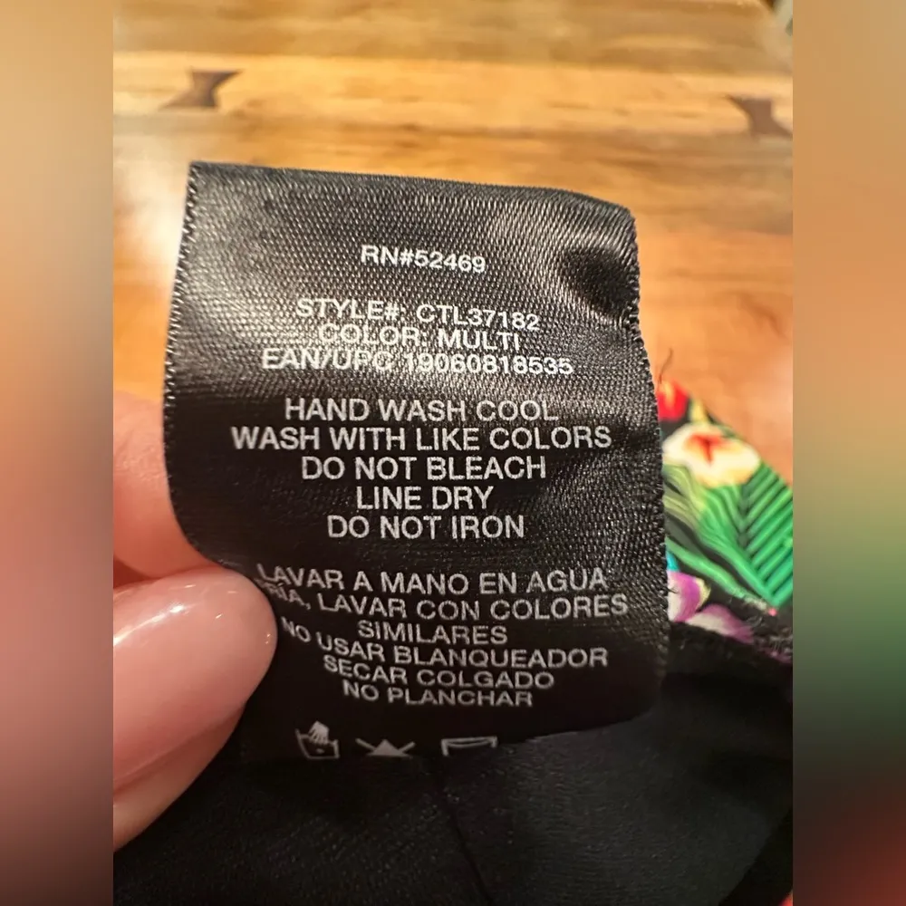 Euc Onepice woman tropical  Floral Swimwear - Image 8