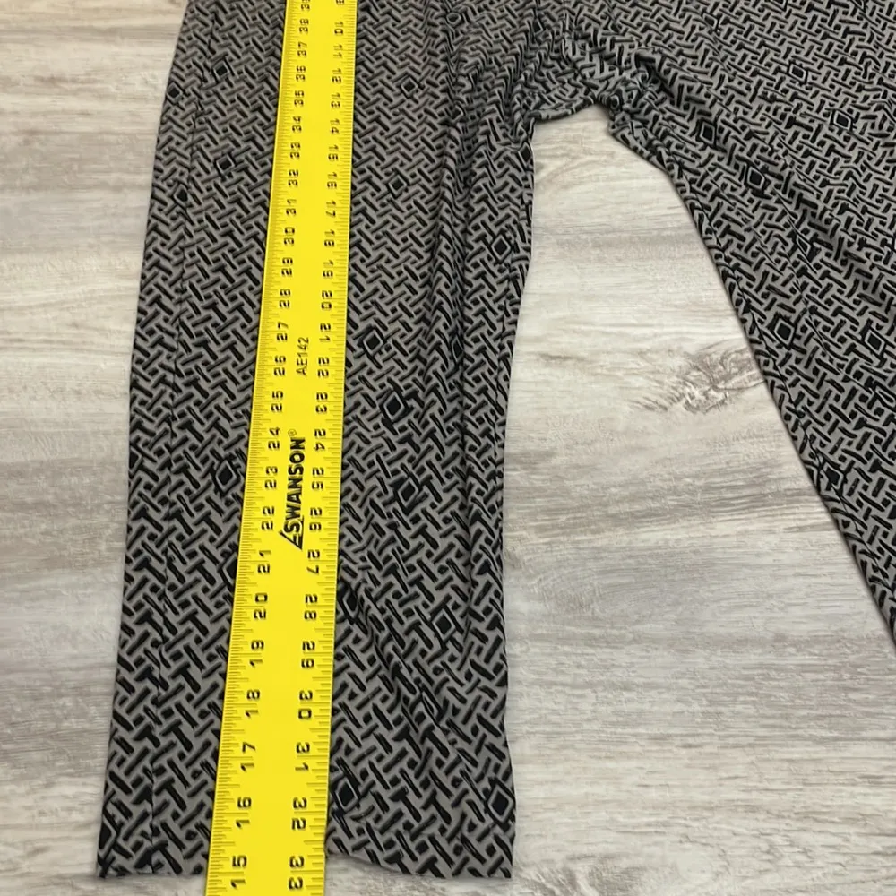Gray with Black Print Soft Elastic Waist Pull on Cropped Pants Size XL - Image 11