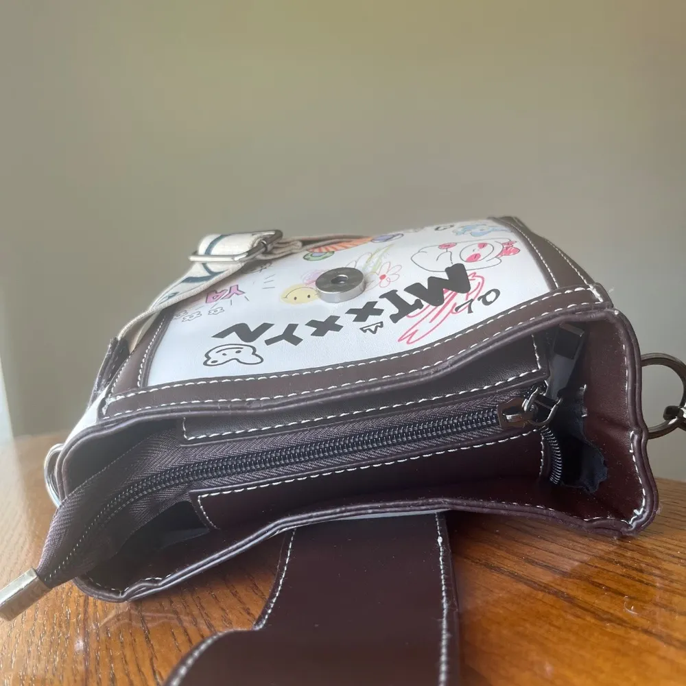 NWOT Graffiti Crossbody Bag White - Image 5