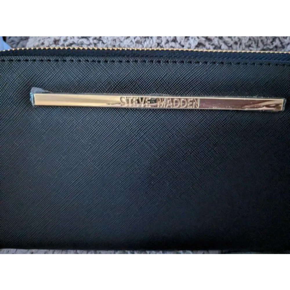 Steve Madden black and gold wristlet - Image 5