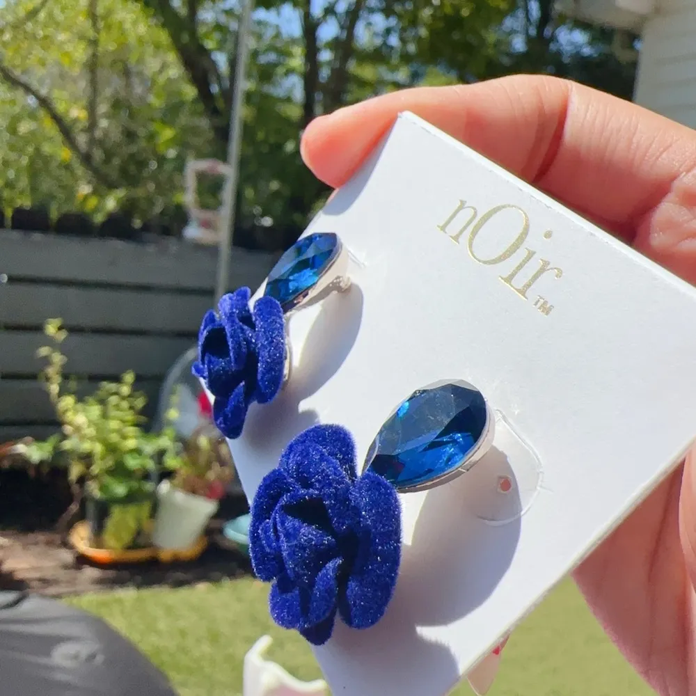 Noir silver tone blue velvet rose crystal studs drop earrings - Image 2