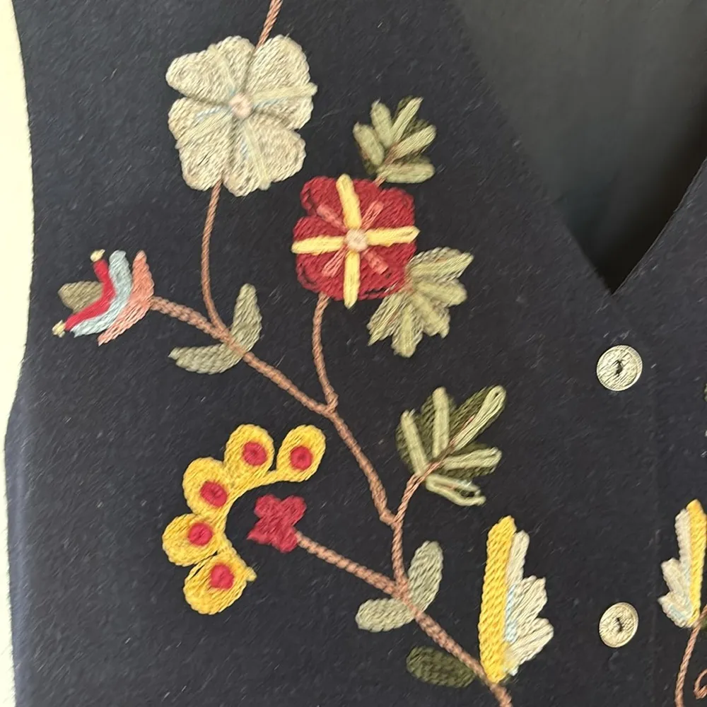 Vintage Women’s Vest Embroidered Wool Cottagecore Size Medium - Image 2