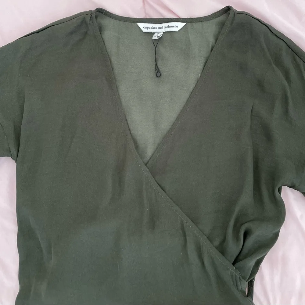 Cupcakes and Cashmere Yeta green wrap tiered bell sleeves blouse, size S party - Image 13