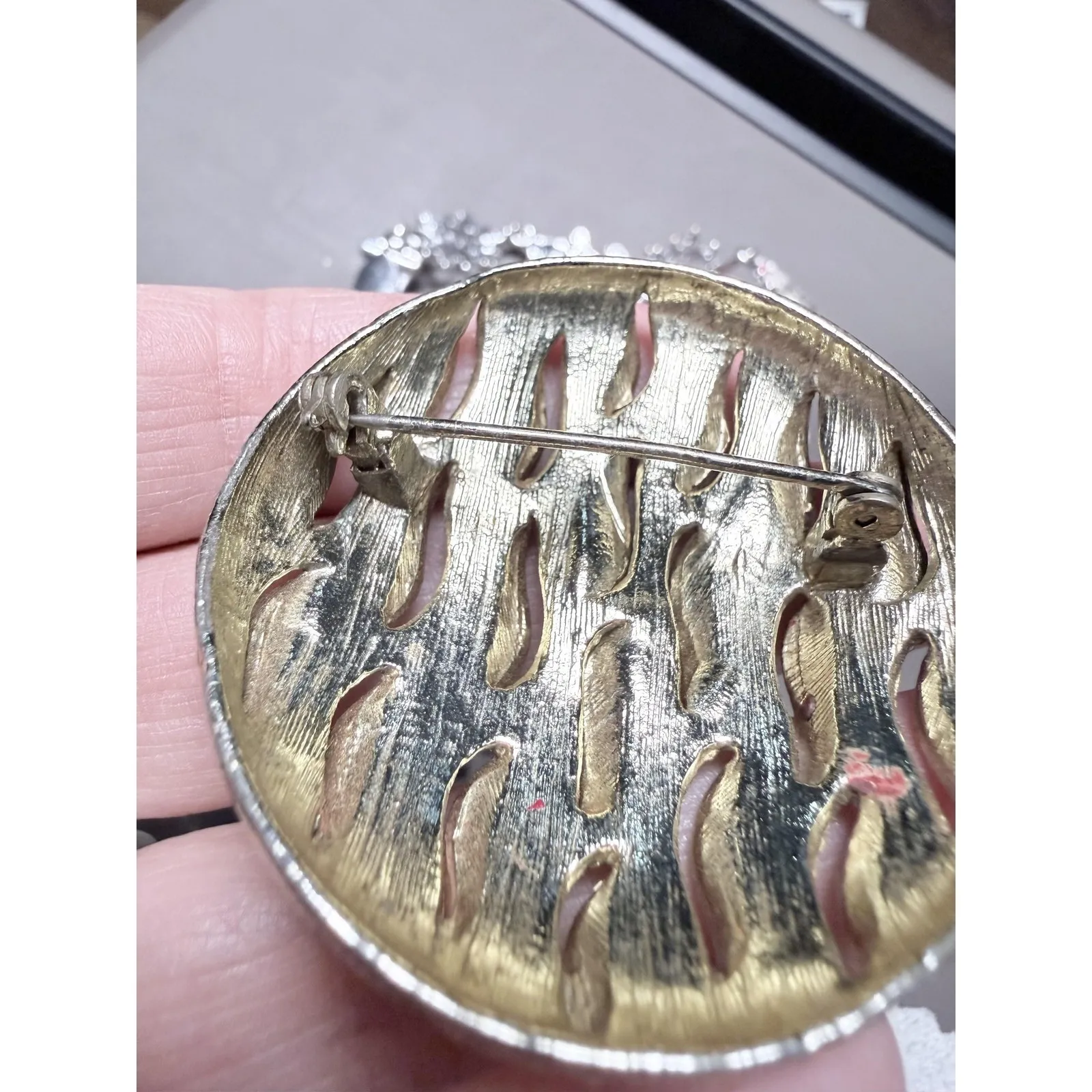 Vintage Gold Tone Round Textured Wave Cutout Abstract Brooch Pin Jewelry - Image 2