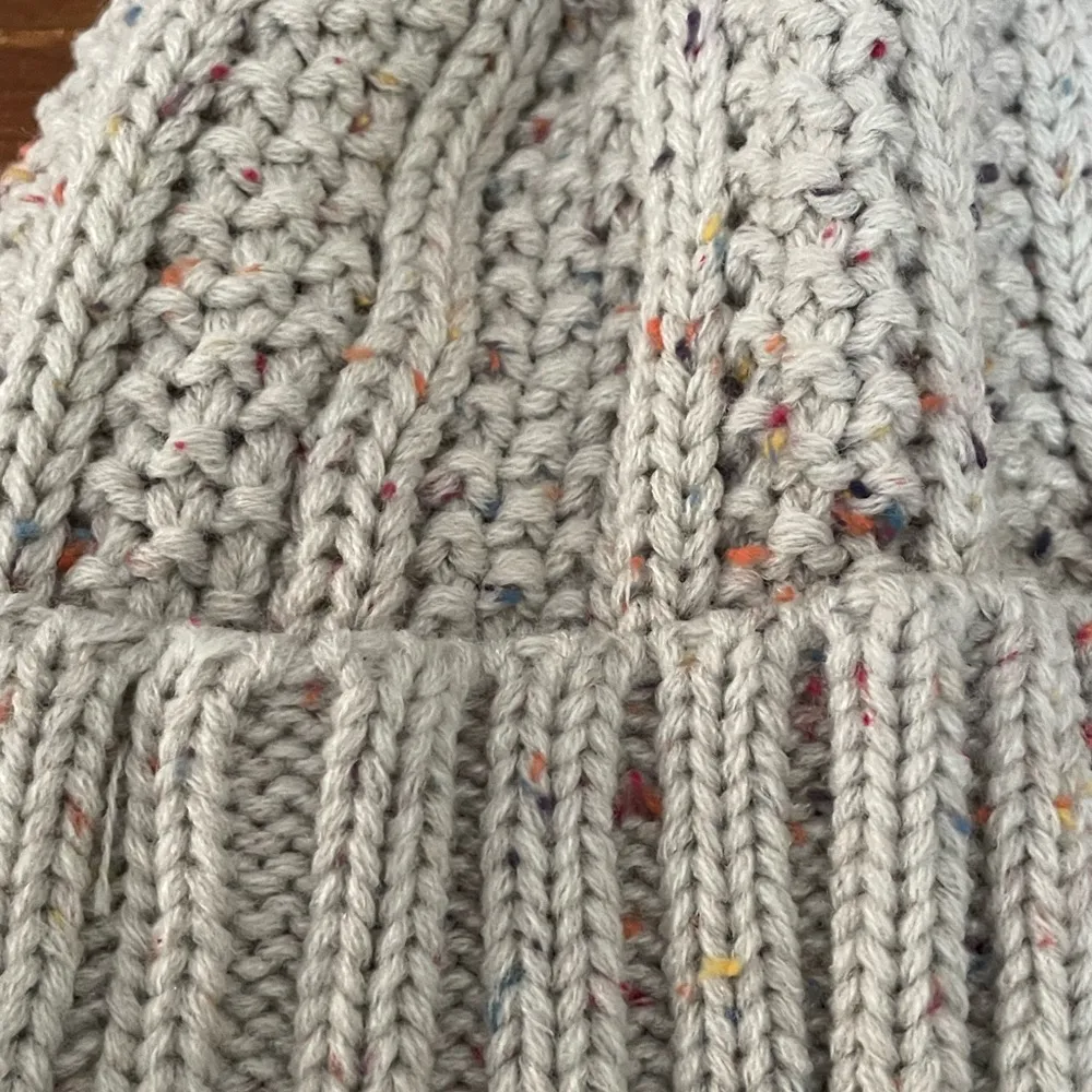 NWT Pom Pom Knit Beanie - Image 4