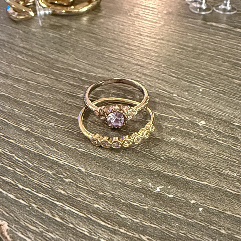 Elegant Purple and Gold Women's Ring Set of Two - Image 2