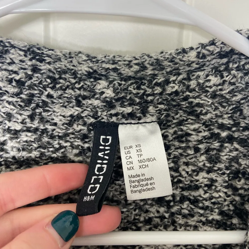H&M Divided women’s black white soft chunky knit pocket open cardigan sweater XS - Image 3
