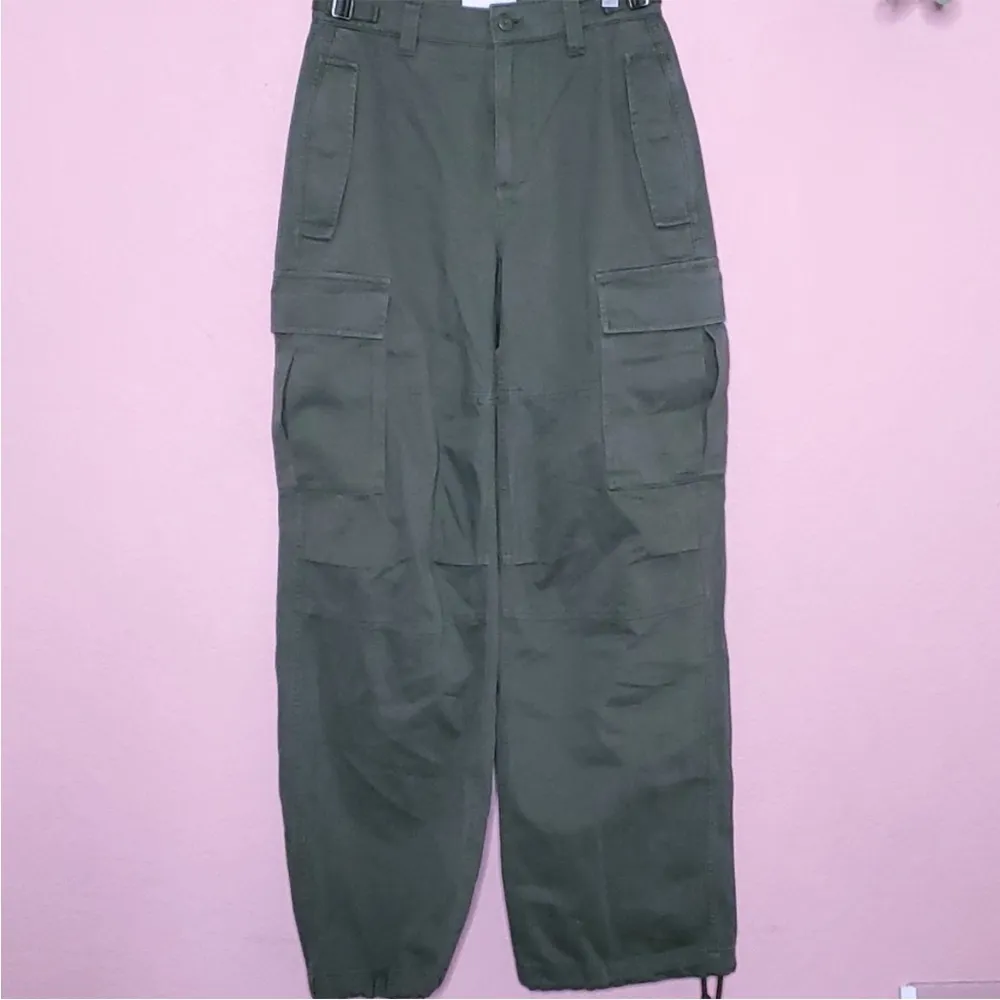 Aritzia TNA Supply Relaxed Cargo Pants in Utility Green - Image 11