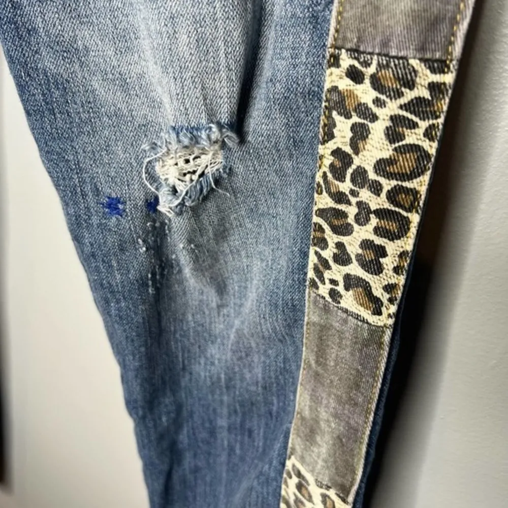 Anthro Pilcro & the letterpress slim boyfriend distressed leopard stripe size 25 - Image 5