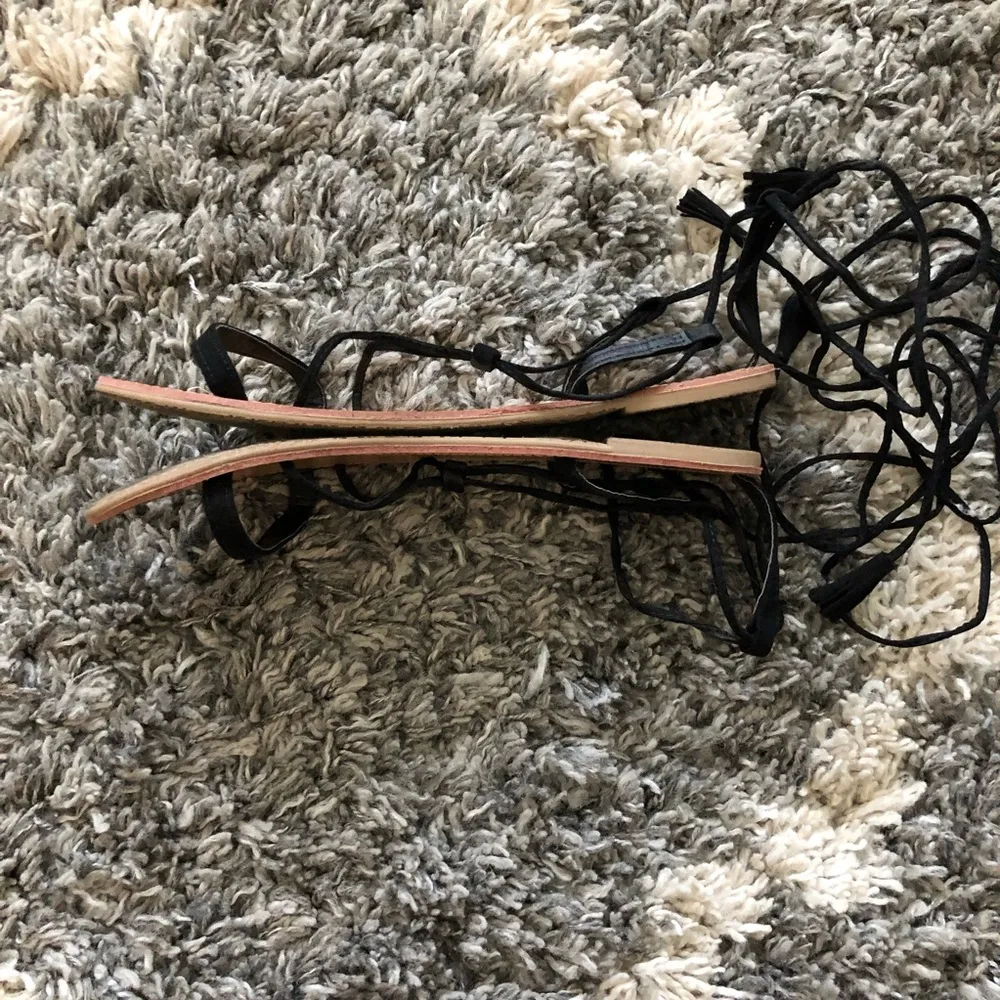 Lounge Black Tanaya Wrap Sandals. Size 8.5 - Image 3