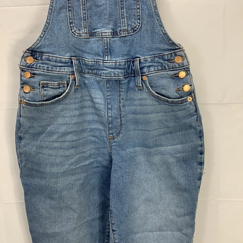 Universal Thread Medium Wash Cropped Denim Bibs Overalls Size 4/27 - Image 3
