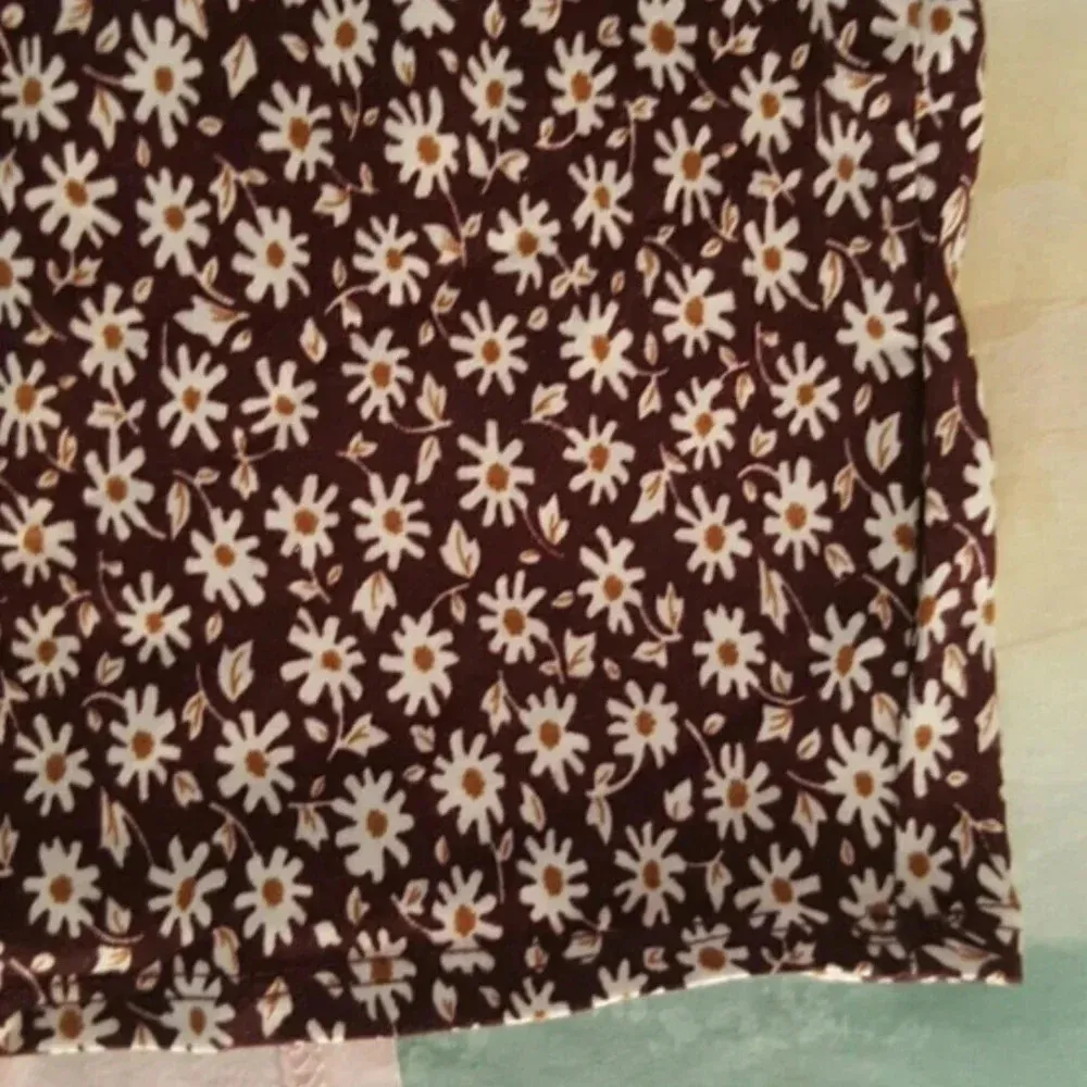 Forever 21 Burgundy and White Daisy Crop Top Size Small - Image 4