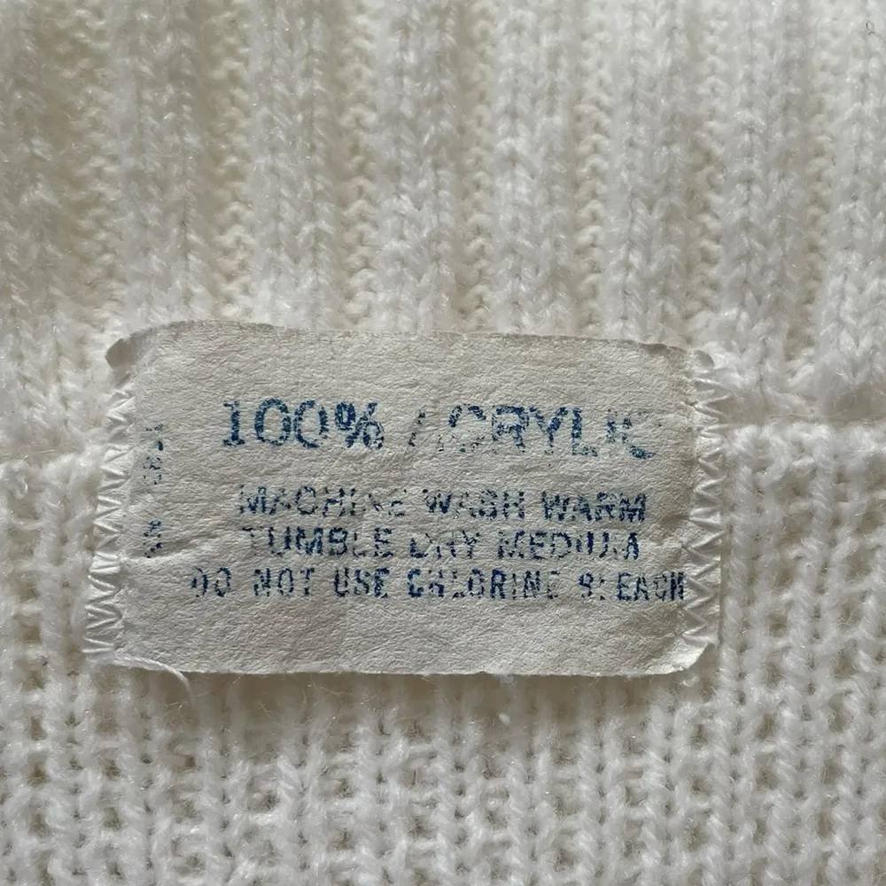 Vintage 70s White Cozy Demure Knit Wing Collar Sleeveless Cardigan Sweater Size M - Image 3