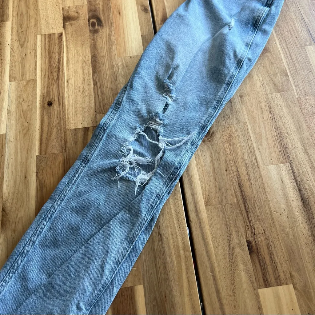 Hollister High-Rise Mom Jeans Light Wash Distressed W24 L27 - Image 5