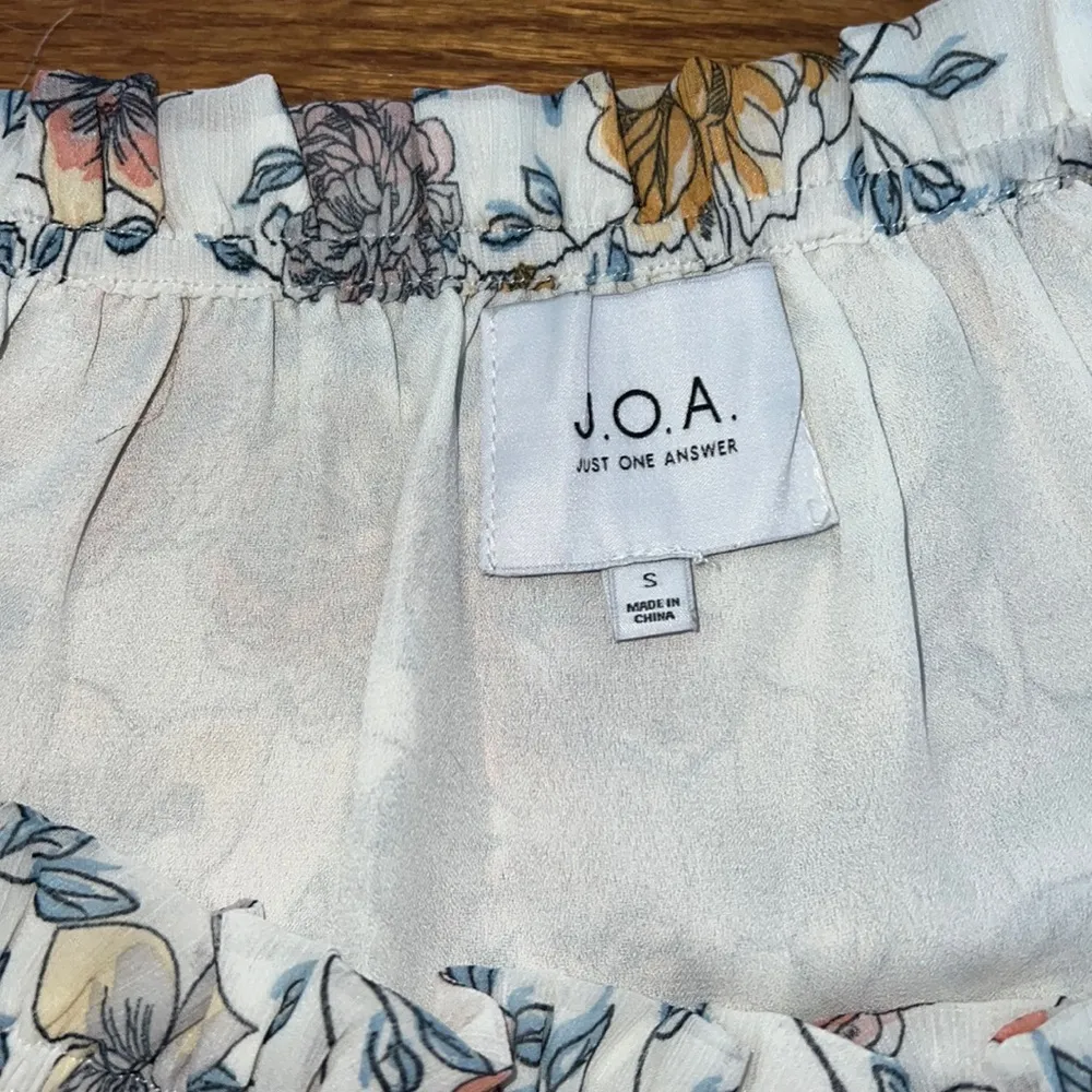 J.O.A. Cropped Floral Off The Shoulder Top - Image 3