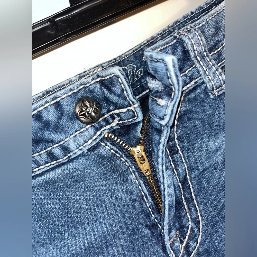 Miss Me Y2K Vintage and Retired Paisley Crystalized Designed Capri Jeans Size 31 - Image 10