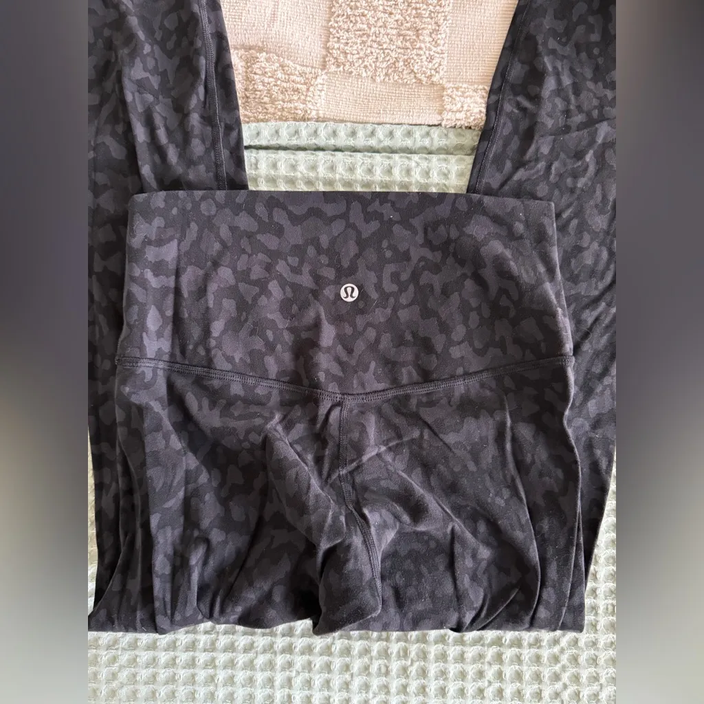Lululemon Align Pant II 25"
Formation Camo Deep Coal Multi / Black
Size 6 - Image 5