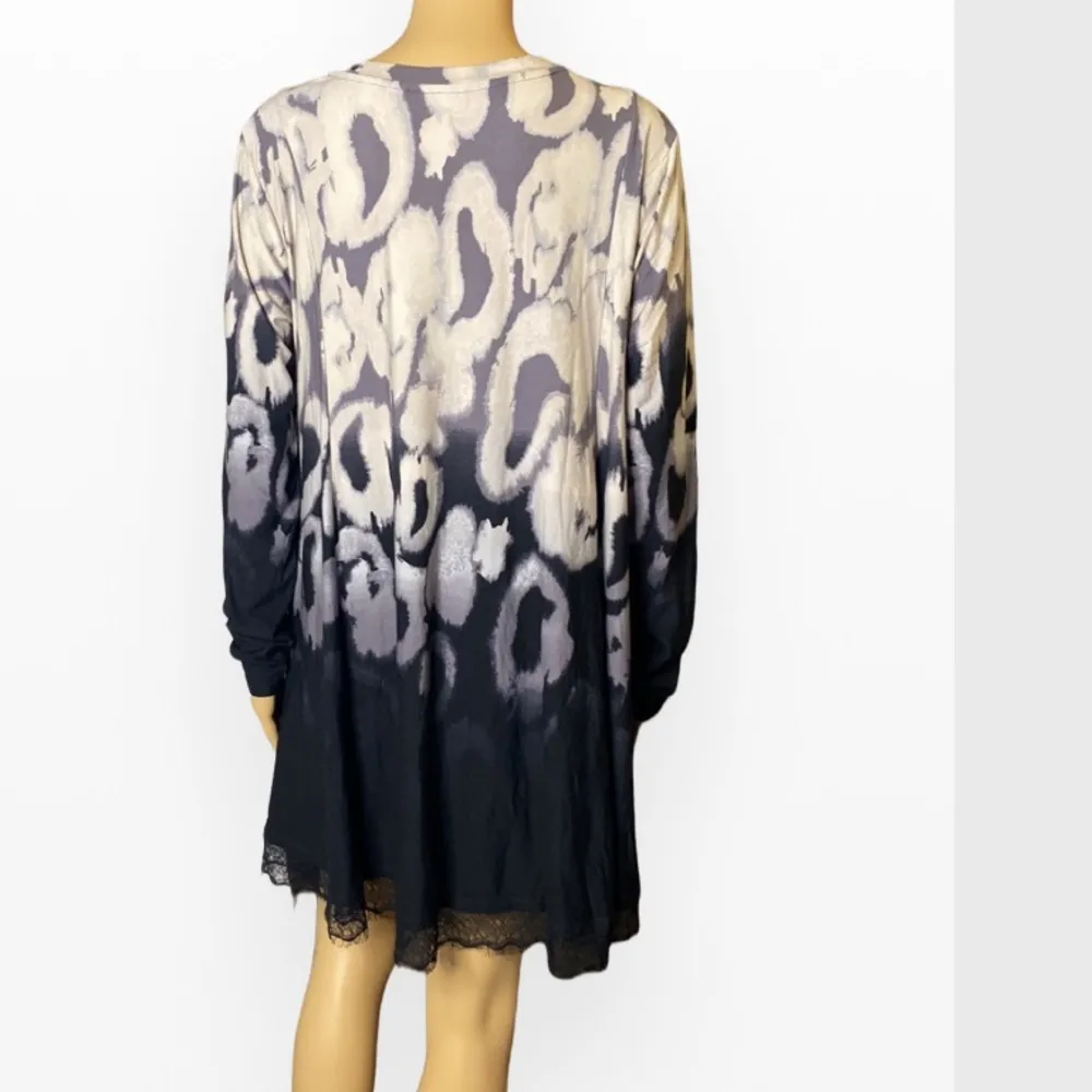 LOGO by Lori Goldstein Rayon 230 Printed Swing Top w/ Lace Hem - Image 5