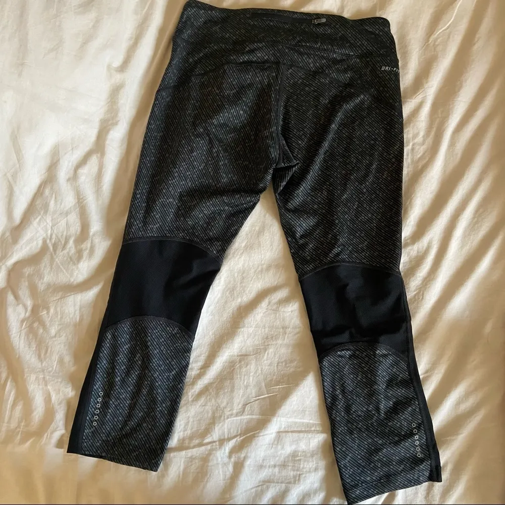 Nike Dri fit Capri yoga workout leggings Sz medium - Image 5