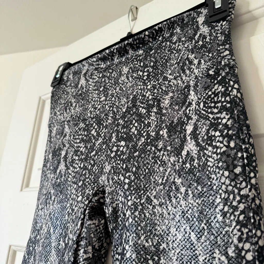 Spanx Faux Leather Snake Shine Leggings Size L Snakeskin Grey Snake 20324R - Image 3