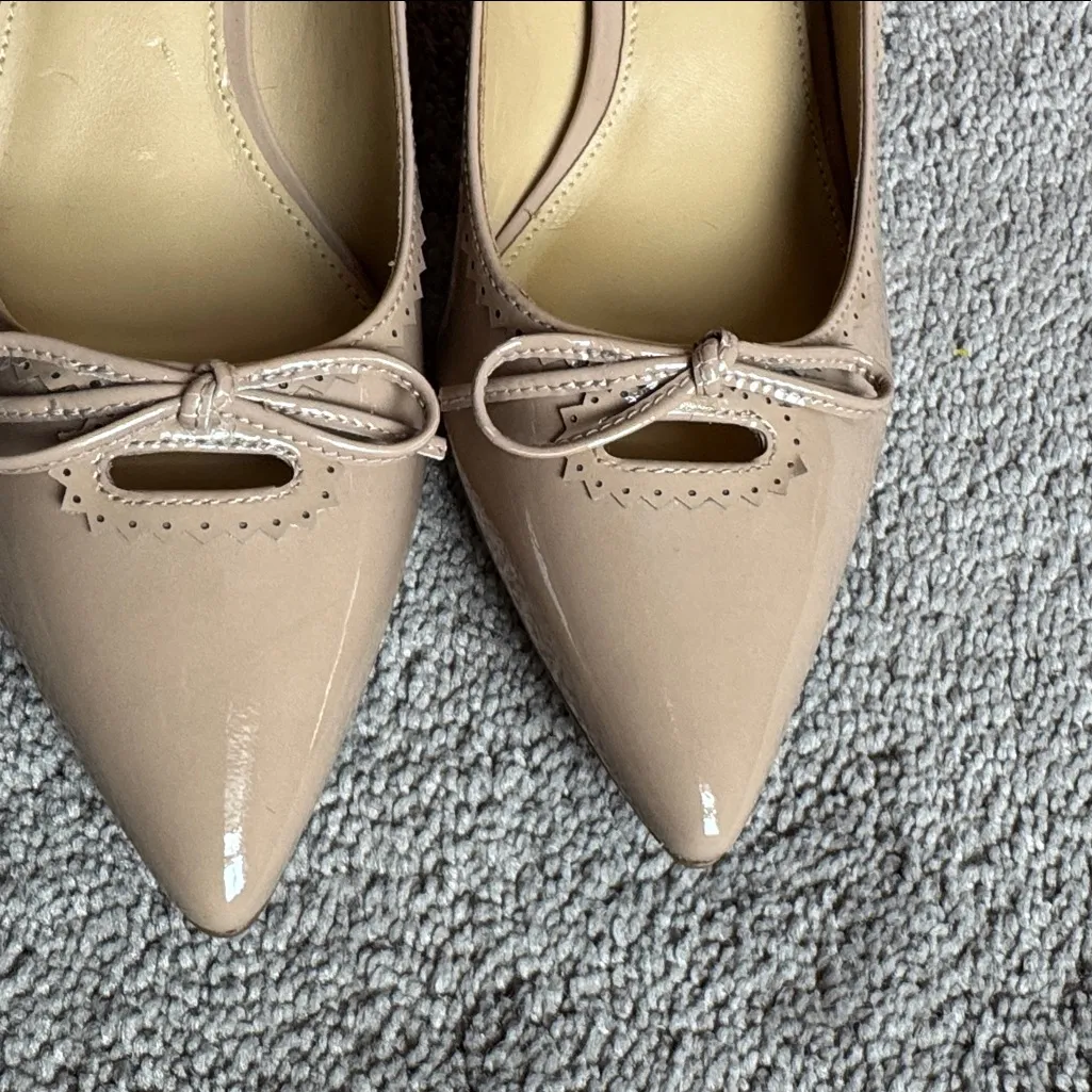 Talbots Sylvie Beige Patent Leather Keyhole Detail Kitten Heel Pumps SIZE 6.5M - Image 3