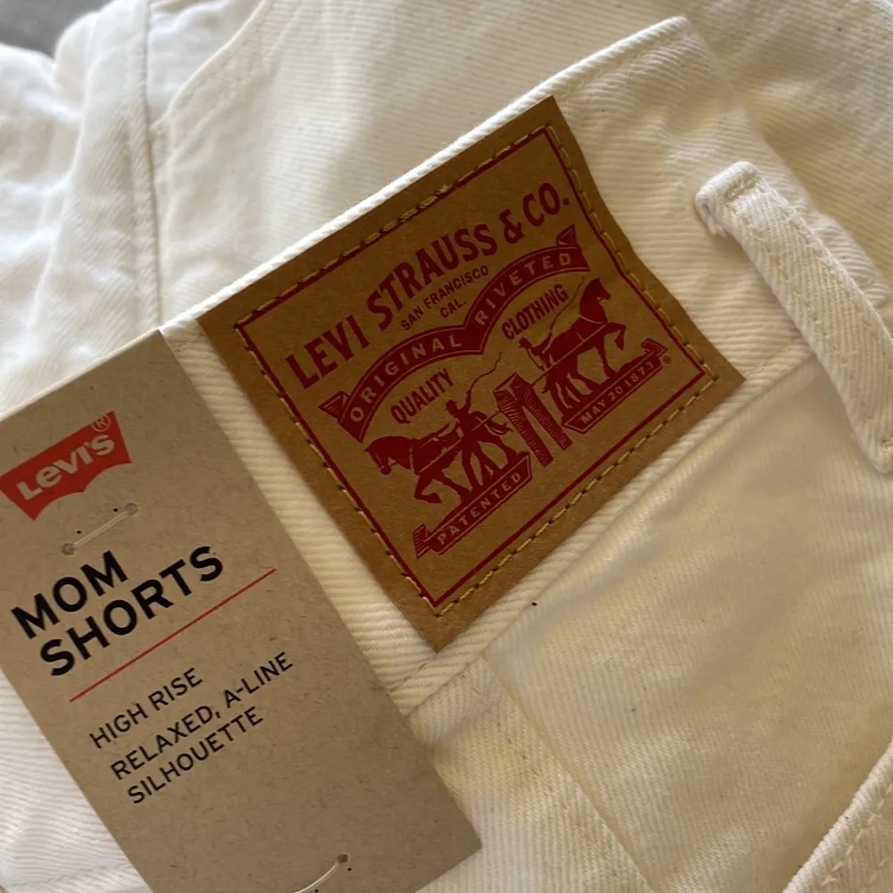 NWT LEVI’S HIGH WAISTED MOM SHORTS White 30 - Image 9