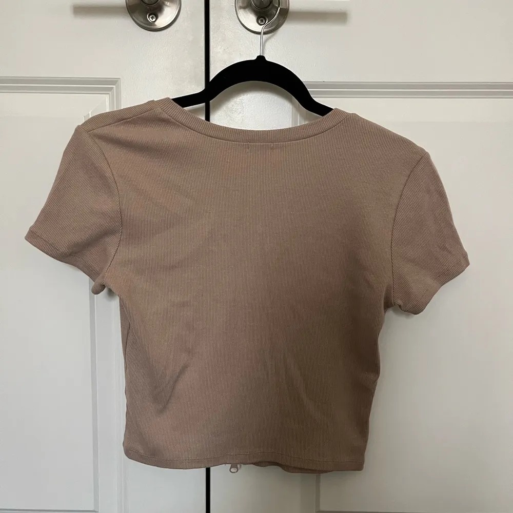light brown/tan double zip up ribbed casual short tee shirt - Image 4