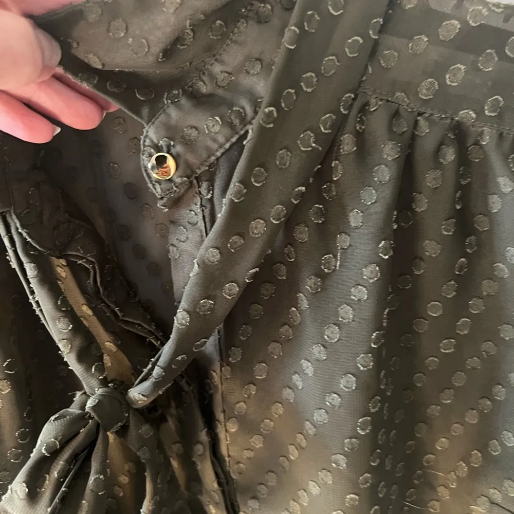 NY&CO forest green polka blouse - Image 3